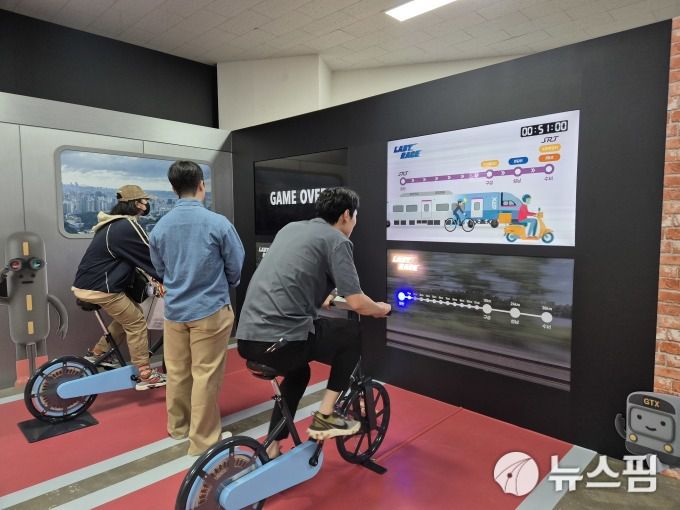 [서울=뉴스핌] 정영희 기자 =  LH 성수동 팝업스토어 '메이커스 스튜디오' 방문객이 게임을 즐기는 모습. 2025.10.17 chulsoofriend@newspim.com