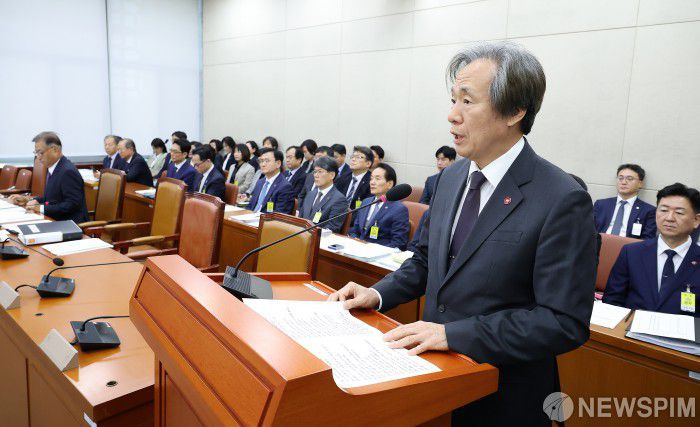 [서울=뉴스핌] 정일구 기자 = 정기석 국민건강보험공단 이사장이 17일 오전 서울 여의도 국회 보건복지위원회에서 열린 국민건강보험공단·건강보험심사평가원에 대한 국정감사에서 인사말을 하고 있다. 2025.10.17 mironj19@newspim.com