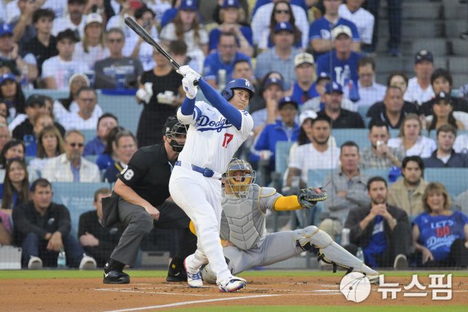 [로스앤젤레스 로이터=뉴스핌] 장환수 스포츠전문기자= 1회 리드오프 홈런을 날리고 있는 오타니 쇼헤이. 2025.10.18 zangpabo@newspim.com