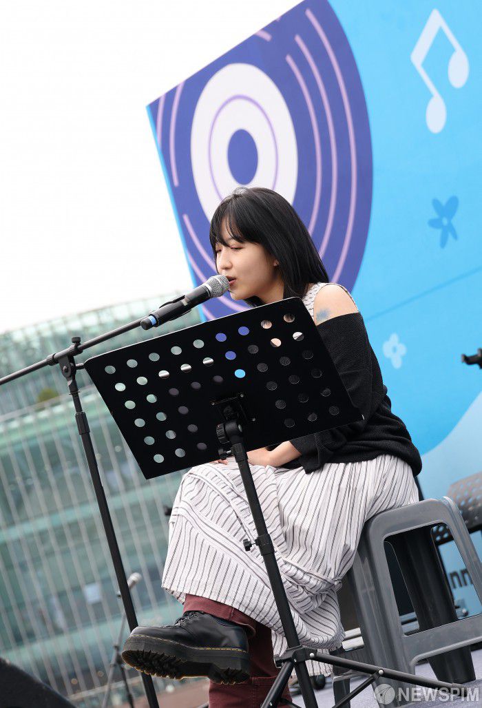 [서울=뉴스핌] 정일구 기자 = '히든스테이지 시즌3 TOP10' 수피(soopie)가 18일 오후 서울 서초구 반포한강공원 세빛섬 야외무대에서 감엔터테인먼트 주최로 열린 '2025 한강 청년 버스킹 축제'에서 라이브 공연을 선보이고 있다. 2025.10.18 mironj19@newspim.com