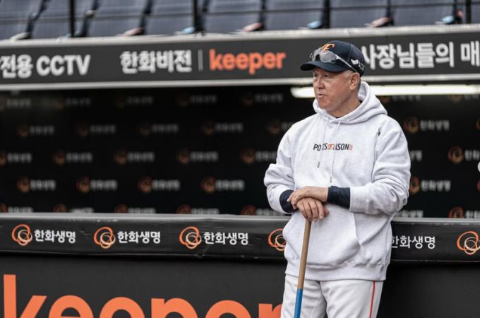 [서울=뉴스핌] 장환수 스포츠전문기자= 한화 김경문 감독이 비로 취소된 17일 삼성과 플레이오프 1차전에 앞서 선수들의 훈련을 지켜보고 있다. [사진=한화] 2025.10.18 zangpabo@newspim.com