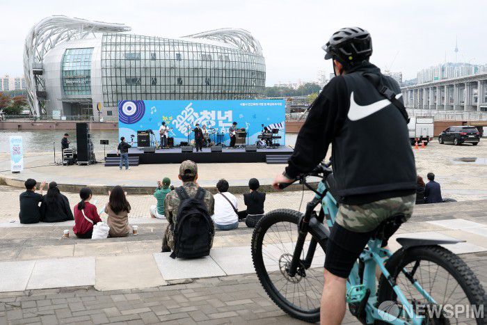 [서울=뉴스핌] 정일구 기자 = '히든스테이지 시즌3 TOP10' 널디나가 18일 오후 서울 서초구 반포한강공원 세빛섬 야외무대에서 감엔터테인먼트 주최로 열린 '2025 한강 청년 버스킹 축제'에서 라이브 공연을 선보이고 있다. 2025.10.18 mironj19@newspim.com