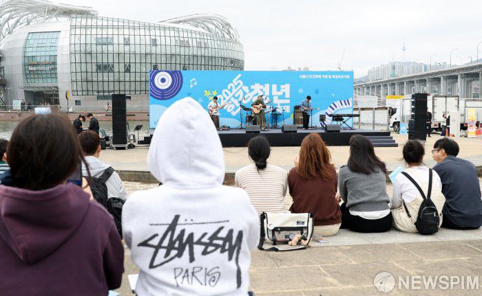 [서울=뉴스핌] 정일구 기자 = '히든스테이지 시즌3 TOP10' 오춘이 18일 오후 서울 서초구 반포한강공원 세빛섬 야외무대에서 감엔터테인먼트 주최로 열린 '2025 한강 청년 버스킹 축제'에서 라이브 공연을 선보이고 있다. 2025.10.18 mironj19@newspim.com