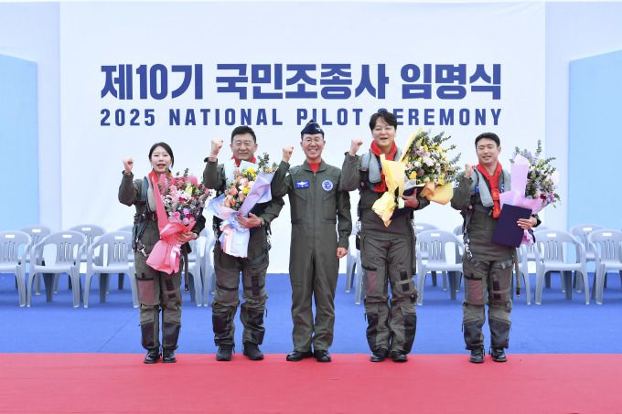 공군은 18일, 서울공항 내 서울 ADEX 2025 행사장에서 손석락 공군참모총장 주관으로 제10기 국민조종사 임명식을 거행했다. 사진은 기념촬영하는 손 총장과 국민조종사들. [사진=공군 제공] 2025.10.18 gomsi@newspim.com