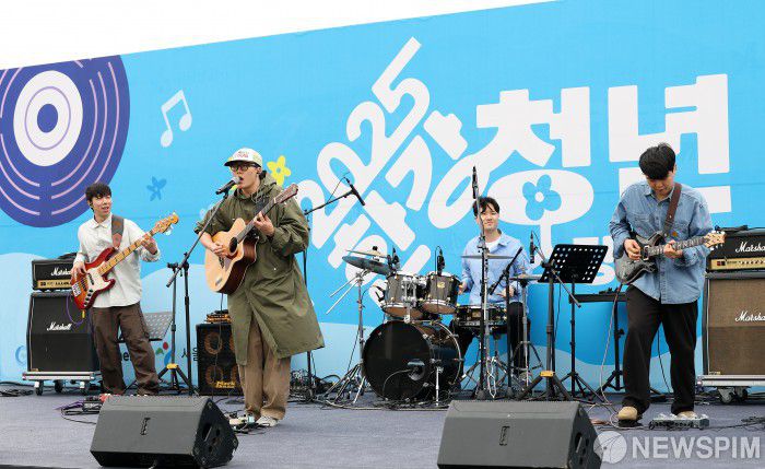 [서울=뉴스핌] 정일구 기자 = '히든스테이지 시즌3 TOP10' 오춘이 18일 오후 서울 서초구 반포한강공원 세빛섬 야외무대에서 감엔터테인먼트 주최로 열린 '2025 한강 청년 버스킹 축제'에서 라이브 공연을 선보이고 있다. 2025.10.18 mironj19@newspim.com