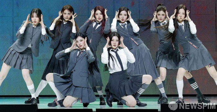 [서울=뉴스핌] 류기찬 기자 = 걸그룹 하츠투하츠(Hearts2Hearts)가 20일 오후 서울 용산구 블루스퀘어 SOL트래블홀에서 열린 첫 미니앨범 'FOCUS' 발매 기념 미디어 쇼케이스에서 타이틀 곡인 'FOCUS' 무대를 선보이고 있다. 타이틀 곡 'FOCUS'는 빈티지한 피아노 리프가 돋보이는 하우스 장르 기반의 곡으로, 중독성 강한 멜로디와 시크한 보컬이 어우러져 하츠투하츠의 새로운 매력을 선사한 곡이다. 2025.10.20 ryuchan0925@newspim.com