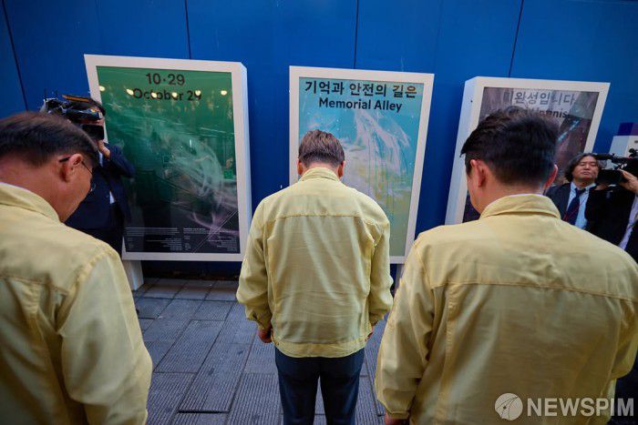 이재명 대통령이 지난 6월 12일 서울 용산구 이태원 참사 현장 '10·29 기억과 안전의 길'을 찾아 묵념을 하는 모습. [사진=뉴스핌 DB]