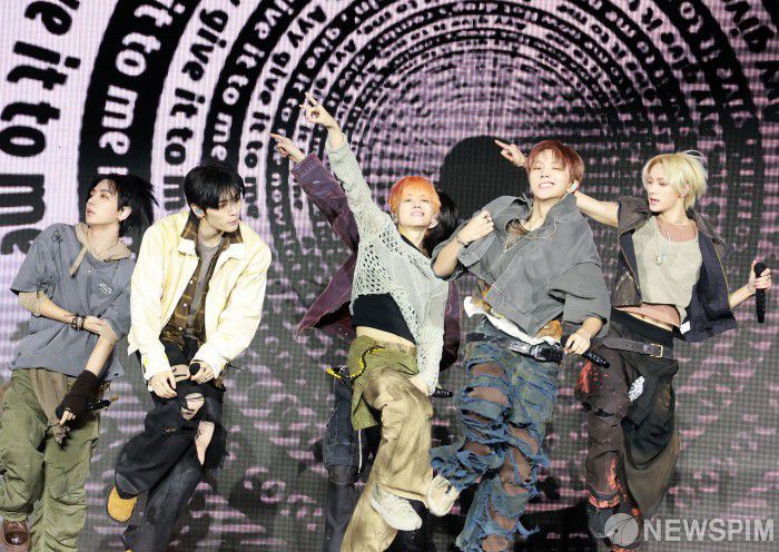 [서울=뉴스핌] 김학선 기자 = 그룹 보이넥스트도어(성호, 리우, 명재현, 태산, 이한, 운학)가 20일 서울 강서구 KBS아레나에서 열린 미니 5집 ‘The Action’ 쇼케이스에서 타이틀곡 '할리우드 액션'을 선보이고 있다. 타이틀곡 ‘할리우드 액션’은 할리우드 스타 같은 자신감이 느껴지는 노래다. 2025.10.20 yooksa@newspim.com
