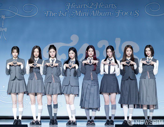 [서울=뉴스핌] 류기찬 기자 = 걸그룹 하츠투하츠(Hearts2Hearts)가 20일 오후 서울 용산구 블루스퀘어 SOL트래블홀에서 열린 첫 미니앨범 'FOCUS' 발매 기념 미디어 쇼케이스에서 포즈를 취하고 있다. 2025.10.20 ryuchan0925@newspim.com