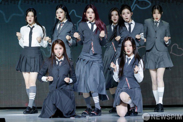 [서울=뉴스핌] 류기찬 기자 = 걸그룹 하츠투하츠(Hearts2Hearts)가 20일 오후 서울 용산구 블루스퀘어 SOL트래블홀에서 열린 첫 미니앨범 'FOCUS' 발매 기념 미디어 쇼케이스에서 타이틀 곡인 'FOCUS' 무대를 선보이고 있다. 타이틀 곡 'FOCUS'는 빈티지한 피아노 리프가 돋보이는 하우스 장르 기반의 곡으로, 중독성 강한 멜로디와 시크한 보컬이 어우러져 하츠투하츠의 새로운 매력을 선사한 곡이다. 2025.10.20 ryuchan0925@newspim.com