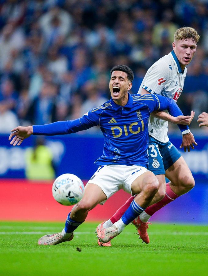 [서울=뉴스핌] 장환수 스포츠전문기자= 미국에서 리그 경기를 열기로 한 라리가 사무국의 결정에 반발해 18일 오비에도와 에스파뇰 선수들은 경기 시작 직후 15초간 침묵시위를 벌였다. 사진은 이날 경기 장면. [사진=오비에도] 2025.10.18 zangpabo@newspim.com