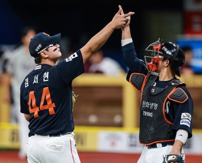승리를 지킨 김서현(왼쪽). [사진=한화 이글스]