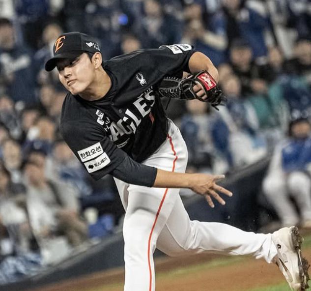 [서울=뉴스핌] 한화의 투수 문동주가 지난 21일 대구 삼성과의 플레이오프 3차전에서 역투하고 있다. [사진 = 한화] 2025.10.21 wcn05002@newspim.com