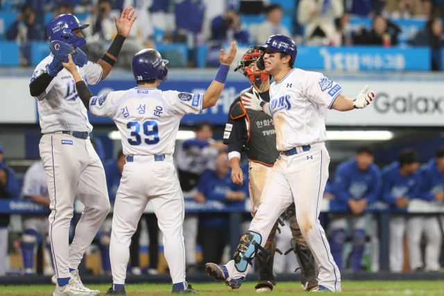 [서울=뉴스핌] 손지호 기자 = 삼성 김영웅(오른쪽)이 22일 대구에서 열린 프로야구 플레이오프 한화와의 4차전에서 6회말 동점을 만드는 3점 홈런을 친 뒤 홈으로 들어오고 있다. [사진=삼성 라이온즈] 2025.10.22 thswlgh50@newspim.com