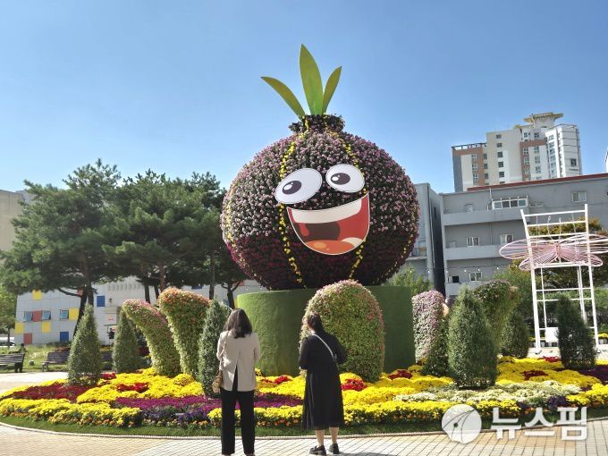 [무안=뉴스핌] 조은정 기자 = '2025년 무안군화 국화전시회'가 열리고 있는 전남 무안군 삼향읍 남악 중앙공원. 2025.10.23 ej7648@newspim.com