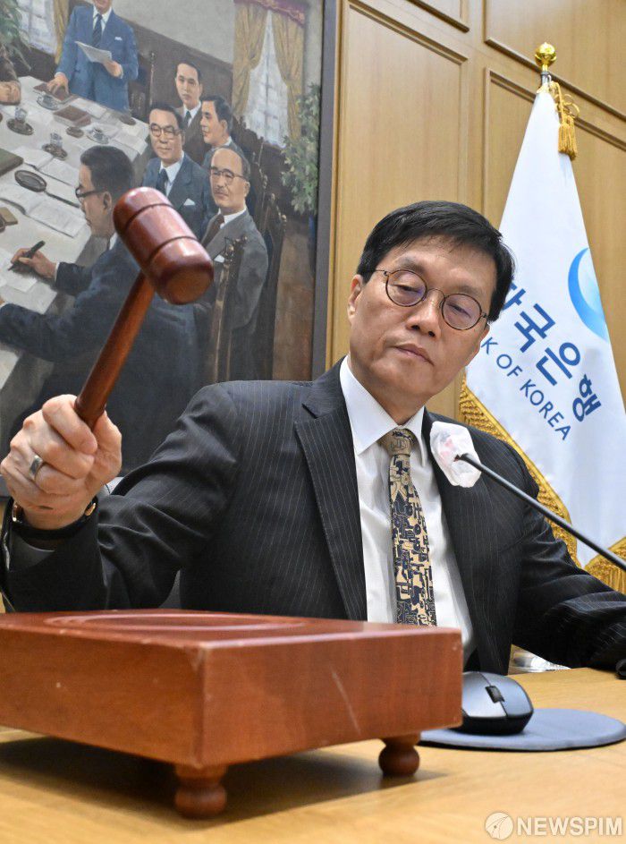 [서울=뉴스핌] 사진공동취재단 = 이창용 한국은행 총재가 23일 오전 서울 중구 한국은행 본관에서 열린 금융통화위원회 본회의에서 의사봉을 두드리고 있다. 한은 금통위는 회의에서 기준금리를 연 2.50%로 동결했다. 2025.10.23 photo@newspim.com