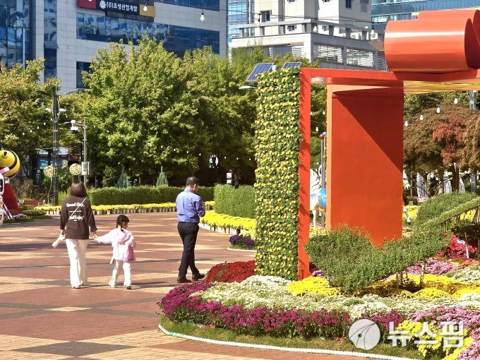 [무안=뉴스핌] 조은정 기자 = '2025년 무안군화 국화전시회'가 열리고 있는 전남 무안군 삼향읍 남악 중앙공원. 2025.10.23 ej7648@newspim.com