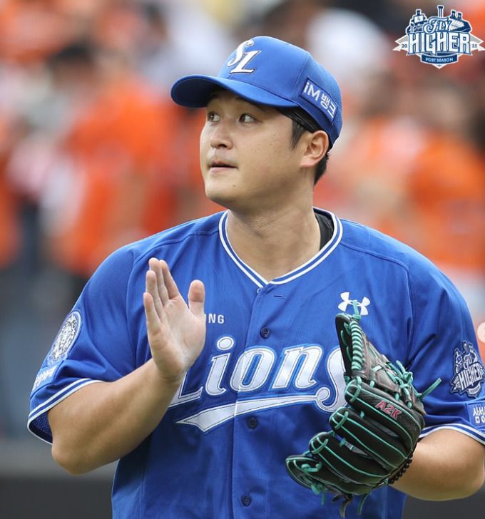 [서울=뉴스핌] 삼성의 선발 최원태가 지난 19일 열린 한화와의 플레이오프 2차전에서 7이닝 1실점 호투한 뒤 마운드를 내려가고 있다. [사진 = 삼성] 2025.10.19 wcn05002@newspim.com