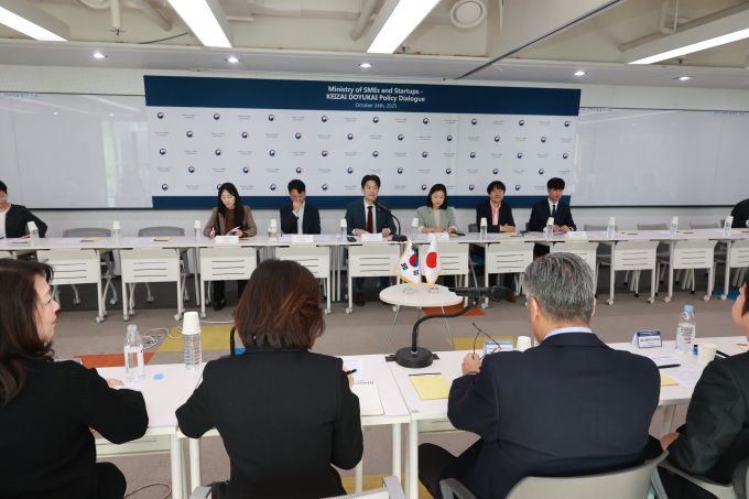 노용석 중소벤처기업부 차관이 24일 서울에서 일본경제동우회의 한국위원회 관계자들과 스타트업 분야 협력 강화를 위한 면담을 하고 있다. [사진=중기부] 2025.10.24 rang@newspim.com