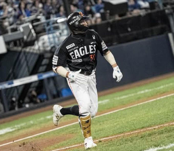 [서울=뉴스핌] 한화의 손아섭이 지난 21일에 열린 플레이오프 3차전에서 5회 2루타를 기록한 뒤 베이스를 향해 달리고 있다. [사진 = 한화] 2025.10.21 wcn05002@newspim.com