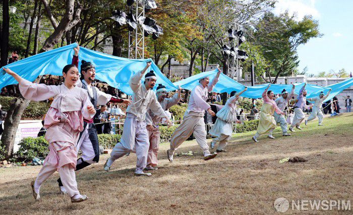 [서울=뉴스핌] 양윤모 기자 = 25일 오후 부산시 동래구(구청장 장준용)가 주최한 '제31회동래읍성역사축제' 북문광장에서 임진왜란 당시 치열했던 동래성 전투를 재현한 실경 뮤지컬 ‘외로운 성’ 공연이 펼쳐지고 있다.‘동래성 사람들, 역사와 미래를 잇다’라는 새로운 슬로건으로 열리는 올해 축제는 동래성 항전 이야기에 4차 산업 기술을 접목한 새로운 체험과 공연으로 열렸다.  [사진=동래구청] 2025.10.26 yym58@newspim.com