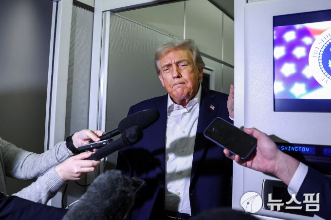도널드 트럼프 미국 대통령이 2025년 10월24일 아시아 순방길에 에어포스원에서 기자들의 질문에 답하고 있다. [사진=로이터 뉴스핌]
