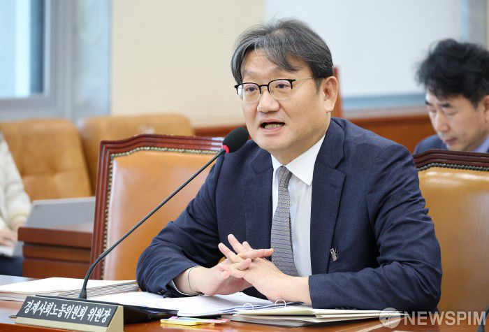 [서울=뉴스핌] 정일구 기자 = 권기섭 경제사회노동위원회(경사노위) 위원장이 27일 서울 여의도 국회 기후에너지환경노동위원회에서 열린 경제사회노동위원회 등에 대한 국정감사에서 의원 질의에 답하고 있다. 2025.10.27 mironj19@newspim.com