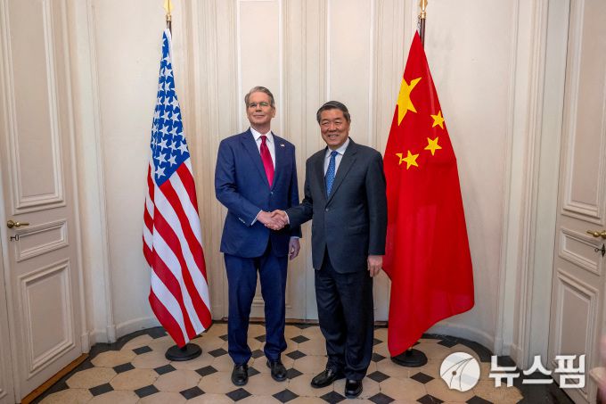 올해 5월 10일(현지시간) 스위스 제네바에서 열린 미중 고위급 회담에서 악수하는 스콧 베선트 미국 재무부 장관(좌)과 허리펑 중국 국무원 부총리의 모습. [사진=로이터 뉴스핌]