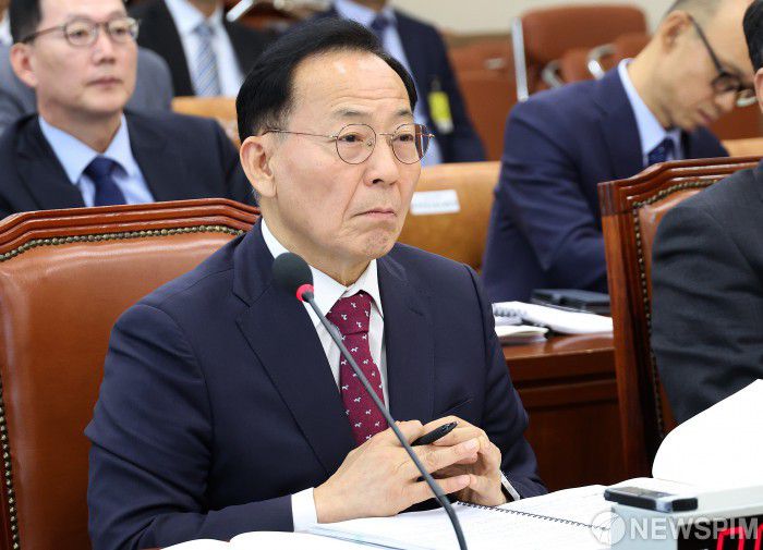 [서울=뉴스핌] 정일구 기자 = 김태기 중앙노동위원회 위원장이 27일 서울 여의도 국회 기후에너지환경노동위원회에서 열린 경제사회노동위원회 등에 대한 국정감사에서 의원 질의에 답하고 있다. 2025.10.27 mironj19@newspim.com