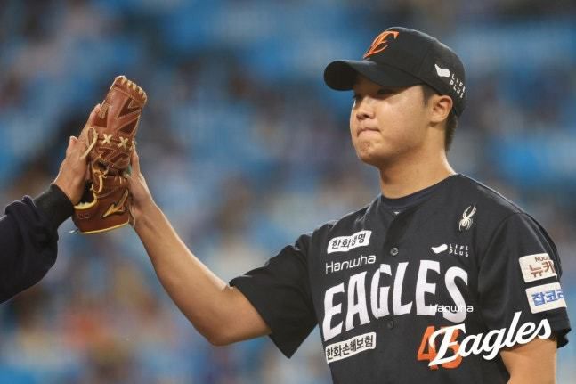 [서울=뉴스핌] 손지호 기자 = 한화 정우주가 22일 대구에서 열린 프로야구 플레이오프 삼성과의 4차전에 선발 등판해 이닝을 마무리한 뒤 들어가고 있다. [사진=한화 이글스] 2025.10.22 thswlgh50@newspim.com