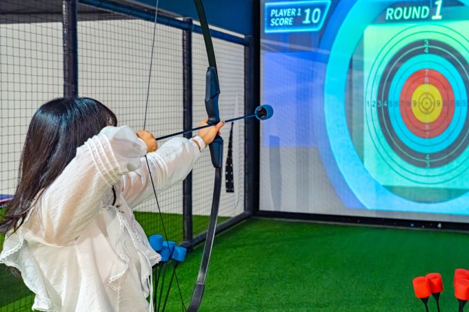 [서울=뉴스핌] 최문선 기자 = 원더스페이스 실내 스포츠 시설에서 스크린 양궁을 즐기는 모습. [사진=한국관광공사] 2025.10.28 moonddo00@newspim.com