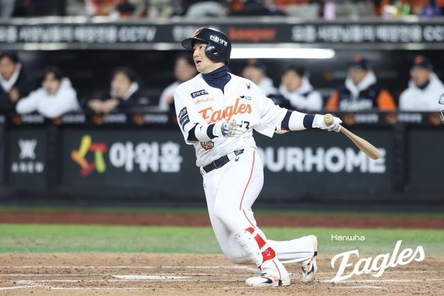 [서울=뉴스핌] 한화의 포수 최재훈이 29일 대전에서 열린 LG와의 KS 3차전 8회에 쐐기 2타점 적시타를 때려냈다. [사진 = 한화] 2025.10.29 wcn05002@newspim.com