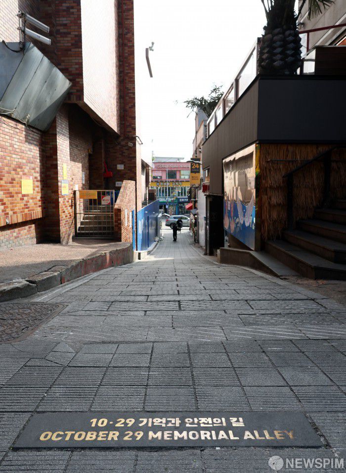 [서울=뉴스핌] 최지환 기자 = 10·29 이태원참사 3주기를 앞둔 28일 오후 서울 용산구 이태원역 '10·29 기억과 안전의 길'을 시민들이 오가고 있다. 2025.10.28 choipix16@newspim.com