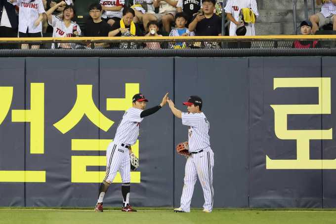 [서울=뉴스핌] 지난 8월 5일 잠실 두산과의 경기에서 완벽한 수비를 보여준 LG의 박해민(왼쪽)과 문성주. [사진 = LG] 2025.08.05 wcn05002@newspim.com