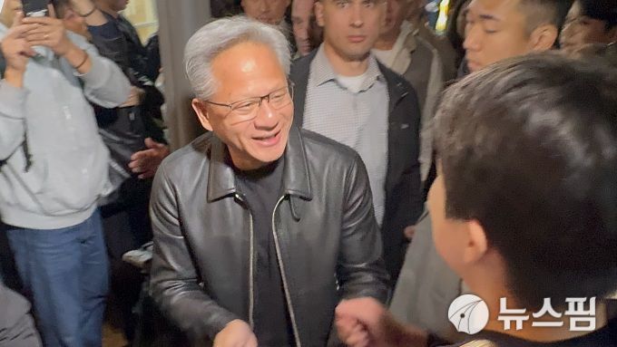 [서울=뉴스핌] 김정인 기자 = '치맥 회동'에 등장한 젠슨 황 엔비디아 CEO 2025.10.30 kji01@newspim.com 2025.10.30