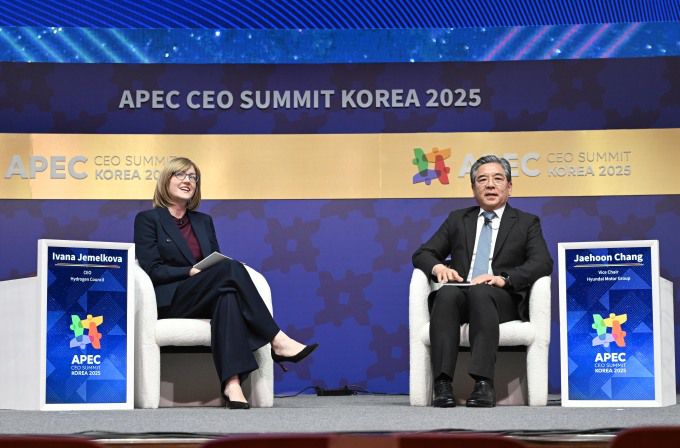 (왼쪽부터) 이바나 제멜코바 수소위원회 CEO, 장재훈 현대차그룹 부회장이 APEC CEO 서밋 수소 세션에서 대담을 진행 중인 모습. [사진=현대차]