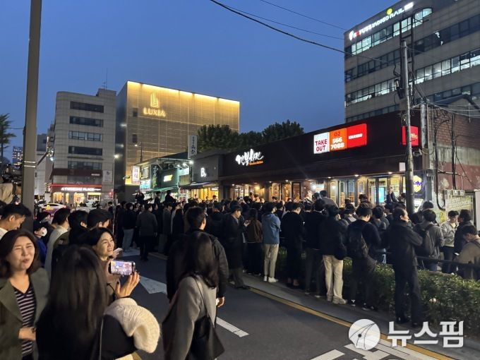 [서울=뉴스핌] 김정인 기자 = 젠슨 황 엔비디아 CEO와 이재용 삼성전자 회장, 정의선 현대차그룹 회장이 회동하는 서울 삼성동 깐부치킨 앞에 취재진들로 북적이고 있다. 2025.10.30 kji01@newspim.com
