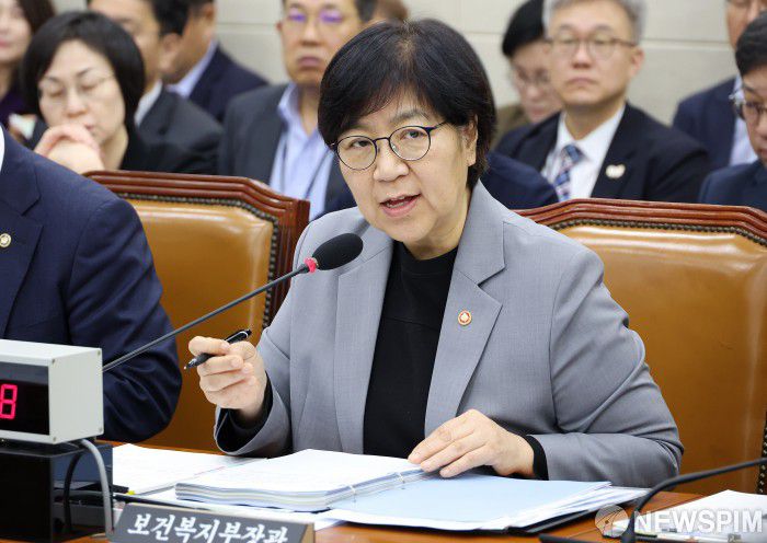 [서울=뉴스핌] 정일구 기자 = 정은경 보건복지부 장관이 15일 서울 여의도 국회 보건복지위원회에서 열린 보건복지부 등에 대한 국정감사에서 의원 질의에 답하고 있다. 2025.10.15 mironj19@newspim.com