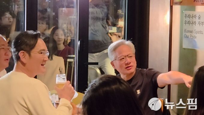 [서울=뉴스핌] 김아영 기자 = 이재용 삼성그룹 회장이 지난 30일 서울 강남구 삼성역 인근 깐부치킨 매장에서 정의선 현대차그룹 회장, 젠슨 황 엔비디아 최고경영자(CEO)와 치킨 회동을 하고 있다. 2025.10.31 aykim@newspim.com