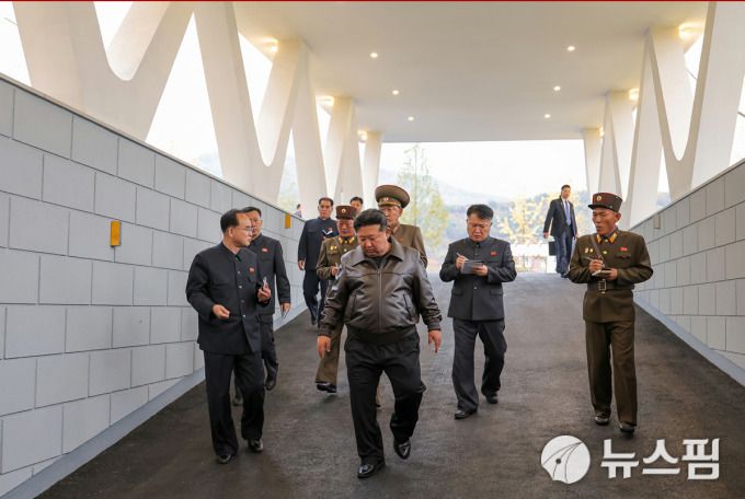 [서울=뉴스핌] 이영종 통일전문기자 = 김정은 북한 국무위원장이 30일 평양 외곽 강동군병원 건설현장을 방문해 지하주차장을 살펴보고 있다. 김정은의 공개활동은 지난 24일 6.25참전 중국군 전사자 묘를 참배한 지 엿새만이다. [사진=노동신문] 2025.10.31 yjlee@newspim.com