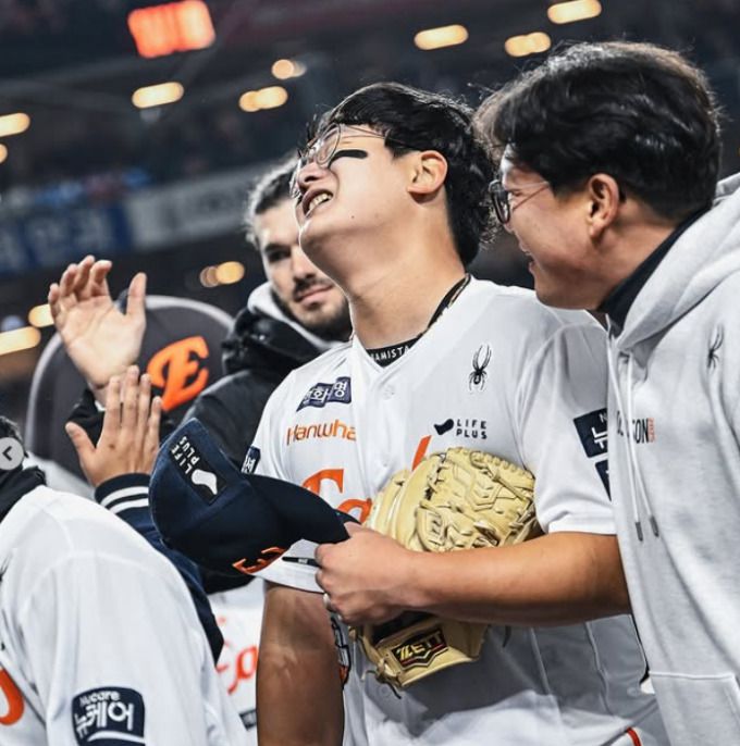 [서울=뉴스핌] 한화의 마무리 투수 김서현이 지난 29일 열린 LG와의 KS 3차전에서 구원승을 따낸 뒤 벅찬 감정을 보였다. [사진 = 한화] 2025.10.29 wcn05002@newspim.com