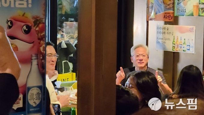 [서울=뉴스핌] 김아영 기자 = 이재용 삼성그룹 회장이 지난 30일 서울 강남구 삼성역 인근 깐부치킨 매장에서 정의선 현대차그룹 회장, 젠슨 황 엔비디아 최고경영자(CEO)와 치킨 회동을 하고 있다. 2025.10.31 aykim@newspim.com