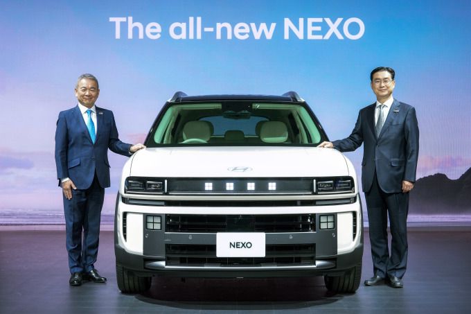 (왼쪽부터)현대차일본법인(HMJ) 시메기 토시유키 법인장, 현대차 정유석 부사장이 재팬 모빌리티쇼 2025에서 기념사진을 촬영하고 있는 모습 [사진=현대차]