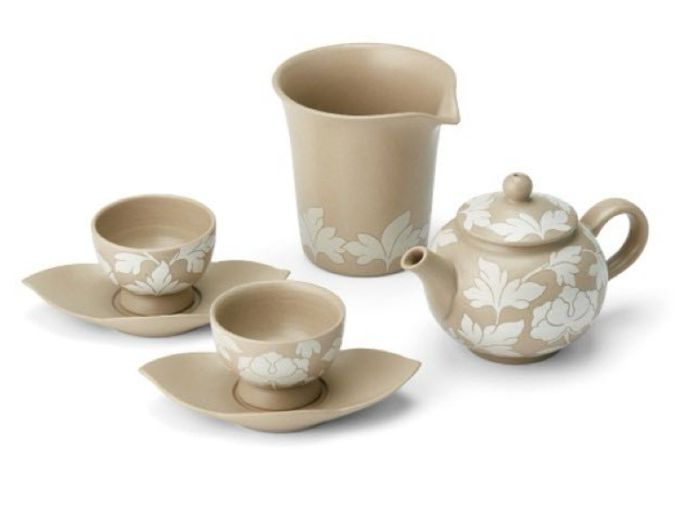 로런스 웡 싱가포르 총리와 정상회담을 한 이재명 대통령은 2일 공식 방한한 웡 총리에게 나전칠기 장식이 된 일렉트릭 기타를 선물했다. 부인 루 즈 루이 여사에게는 목련 문양 다기 세트가 전달됐다. [사진=KTV]