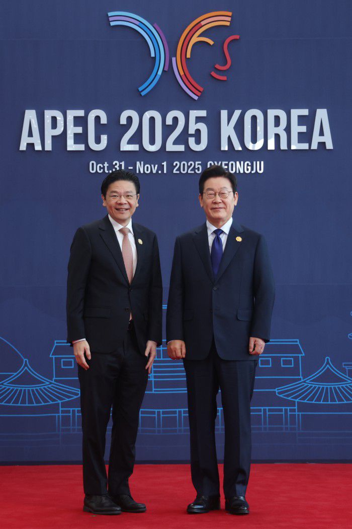 [서울=뉴스핌] 이재명 대통령이 31일 오전 경북 경주시 경주화백컨벤션센터(HICO)에서 열린 2025 아시아태평양경제협력체(APEC) 정상회의에 참석한 로런스 웡 싱가포르 총리와 기념 사진을 촬영하고 있다. [사진=APEC 2025 KOREA & 연합뉴스] 2025.10.31 photo@newspim.com