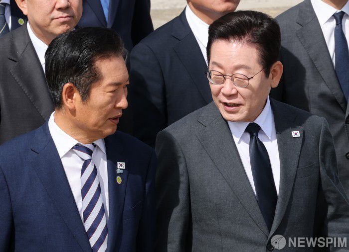 [성남=뉴스핌] 김학선 기자 = 제80차 유엔총회 참석을 위해 미국 뉴욕으로 출국하는 이재명 대통령이 22일 경기도 성남 서울공항에 도착, 공군 1호기를 향해 이동하며 정청래 더불어민주당 대표와 대화하고 있다. 2025.09.22 yooksa@newspim.com