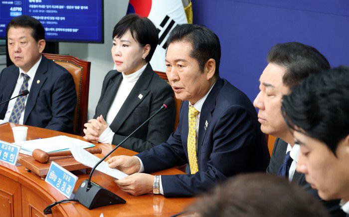 [서울=뉴스핌] 정일구 기자 = 정청래 더불어민주당 대표가 3일 오전 서울 여의도 국회에서 열린 최고위원회의에서 모두발언을 하고 있다. 2025.11.03 mironj19@newspim.com