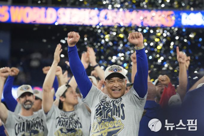 [토론토 로이터=뉴스핌] 장환수 스포츠전문기자= 데이브 로버츠 LA 다저스 감독이 우승의 기쁨을 선수들과 나누고 있다. 2025.11.03 zangpabo@newspim.com