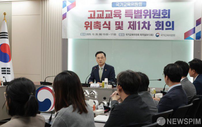 [서울=뉴스핌] 이길동 기자 =차정인  국가교육위원회 위원장이 28일 서울 종로구 정부서울청사에서 열린 국가교육위  고교교육 특별위원회 위촉식 및 1차 회의를 주재하며 모두 발언을 하고 있다.2025.10.28gdlee@newspim.com