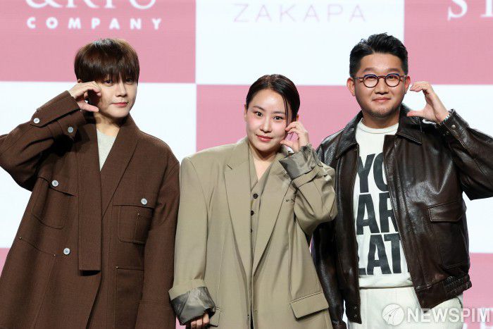 [서울=뉴스핌] 최지환 기자 = 어반자카파 멤버 조현아, 권순일, 박용인이 3일 오후 서울 강남구 일지아트홀에서 열린 어반자카파 신규 EP앨범 'STAY' 발매 쇼케이스에서 포즈를 취하고 있다.  2025.11.03 choipix16@newspim.com